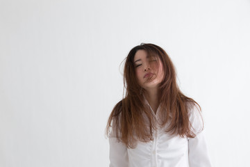 Obraz premium 白シャツの女性・白バック