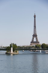 Fototapeta na wymiar La Seine et la Tour Eiffel à Paris