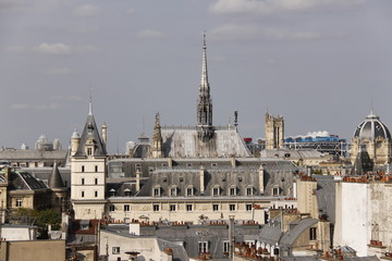 Fototapeta na wymiar Sainte Chapelle vue depuis un toit d'immeuble à Paris