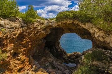 Strandurlaub Sommer Porto Colom sonnig mit blauen Himmel 