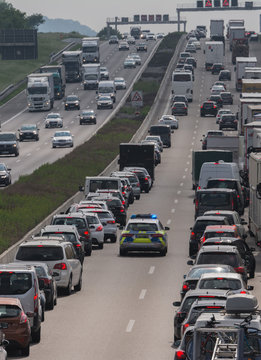 Rettungsgasse bilden bei R&uuml;ckstau auf der Autobahn