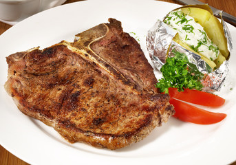 T-bone Steak vom Rind mit Ofenkartoffel