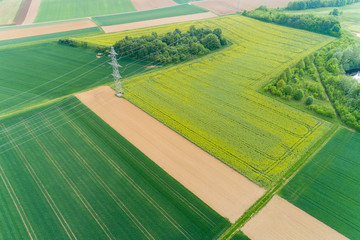 Stromtrasse in der Landschaft