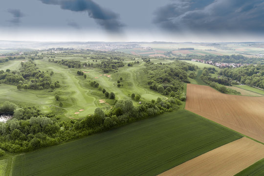 Luftbild mit Blick auf eine Golfsportanlage