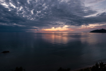 Fototapeta na wymiar die Sonne verschwindet auf Korfu im Meer