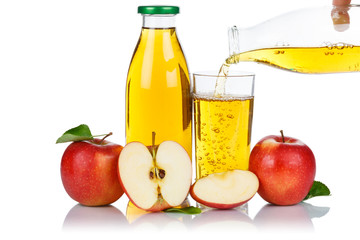 Apfelsaft einschenken eingießen eingiessen Apfel Saft Äpfel Flasche Fruchtsaft freigestellt...