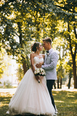 Влюбленная пара.Молодожены.Прогулка в парке.Прогулка на берегу.Любовь.Свадьба