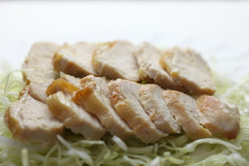 鶏胸肉の蒸し焼きネギソース