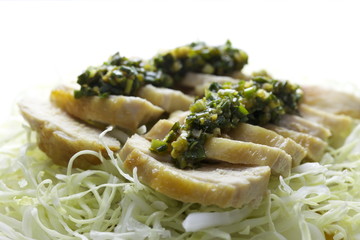 鶏胸肉の蒸し焼きネギソース