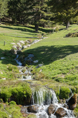 Río con corriente de agua de los deshieles