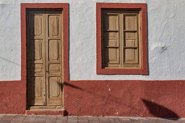 Fassade eines alten Hauses in einem Bergdorf