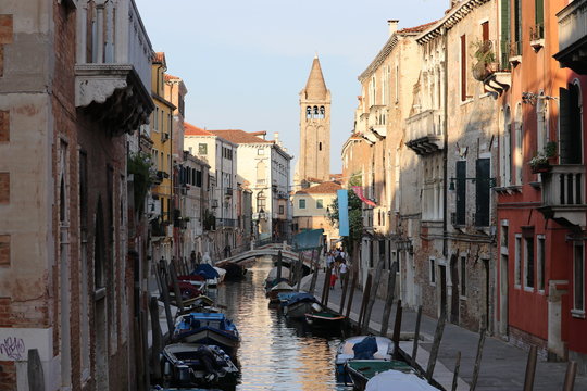 Venedig, Eine Stadt mit Wasser anstatt Straßen und Booten anstatt Autos.