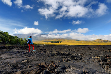Fototapeta premium Szorstka powierzchnia zamarzniętej lawy po erupcji wulkanu Mauna Loa na Big Island na Hawajach