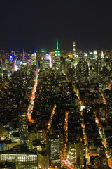 Fototapeta premium Vertical view of Manhattan at night