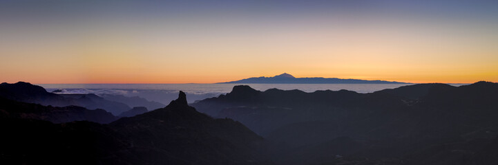 Sonnenuntergang über Roque Bentayga auf den Kanaren Gran Canaria und Teneriffa
