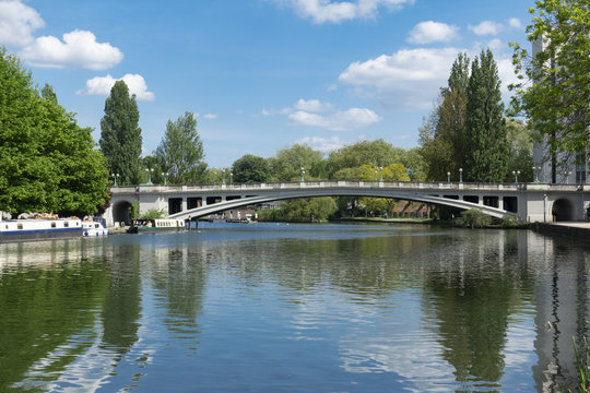 Tranquil Summer River Thames Scene At Reading In Berkshire, UK