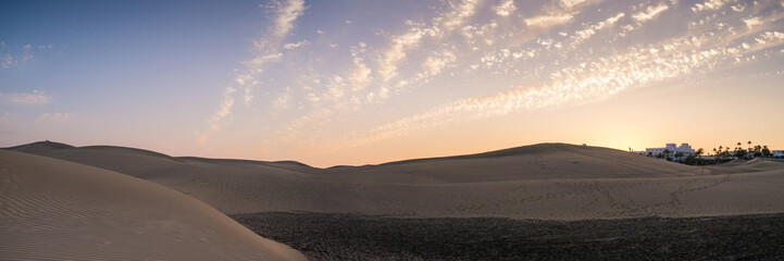 Fototapeta premium Dünen in Maspalomas auf der Kanarischen Insel Gran Canaria im Sonnenuntergang