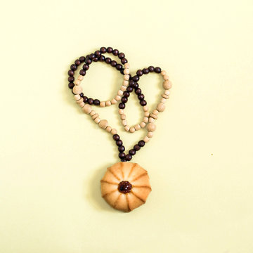 Creative idea: wooden beads and shortbread