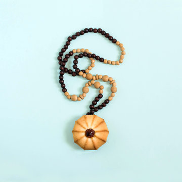 Creative idea: wooden beads and shortbread