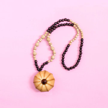 Creative idea: wooden beads and shortbread