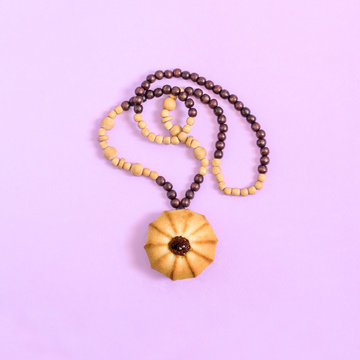 Creative idea: wooden beads and shortbread