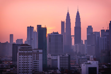 Obraz premium Beautiful sunrise landscape of aerial Kuala Lumpur skyline, Malaysia