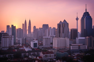 Obraz premium Beautiful sunrise landscape of aerial Kuala Lumpur skyline, Malaysia