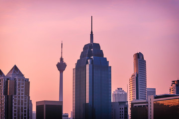 Obraz premium Beautiful sunrise landscape of aerial Kuala Lumpur skyline, Malaysia