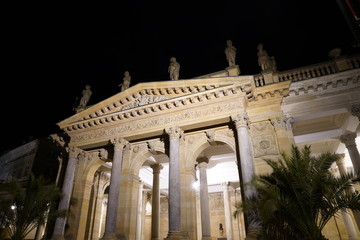 Fototapeta premium Mill Colonnade (Mlýnská kolonáda) in Carlsbad (Karlovy Vary), Czech Republic at night