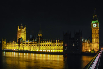 Fototapeta na wymiar Westminster Themse Nacht Stimmung Spiegelung Uhr 