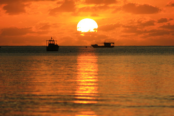 magnifique coucher de soleil sur l'ocean aux seychelles