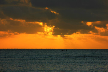 Naklejka premium magnifique coucher de soleil sur l’océan aux Seychelles