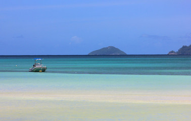 plage avec eaux turquoises aux seychelles