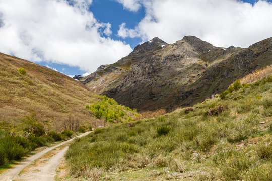 Camino y Pico Gaya de Cueto. La Baña, Comarca de La Cabrera, León, España.