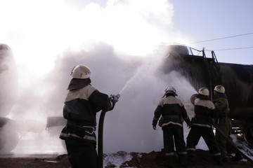 rescuers stifle the train. Firefighters are extinguished by the foam of the train's caustic.
