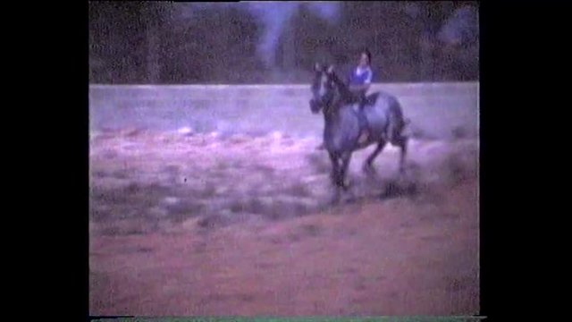 Ni&ntilde;o montando a caballo. A&ntilde;os 80