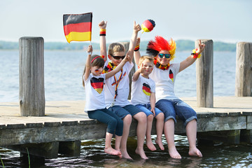 Public viewing am See - begeisterte Kinder als Fußballfans