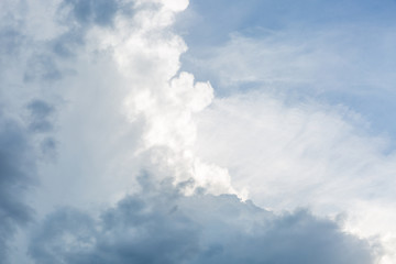 grau-weisse Wolkengebilde formieren sich vor blauem Himmel