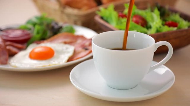 コーヒー 朝食イメージ　Pour coffee into the cup. Breakfast image