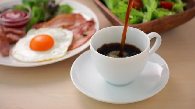コーヒー 朝食イメージ　Pour coffee into the cup. Breakfast image