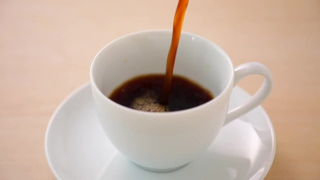 コーヒーを注ぐ　Pour coffee into the cup
