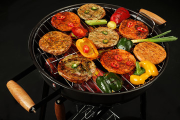 Barbecue. Mięso i warzywa opiekane  na grillu.