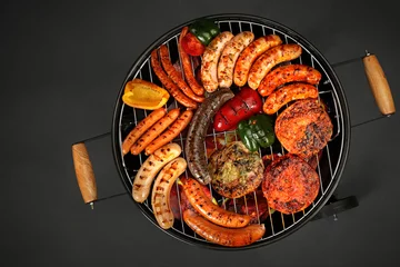 Photo sur Plexiglas Grill / Barbecue Viandes grillées. Saucisses et escalopes grillées.