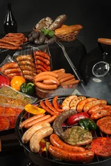 Fototapeten Potrawy z grilla. Kiełbaski i kotlety opiekane na grillu.   © JacZia