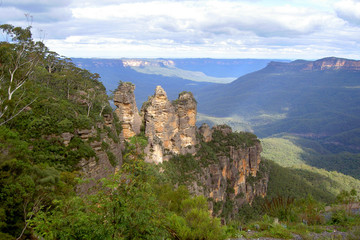 Fototapeta na wymiar Australia, New South wales, Blue Mountains National Park, Katoomba, view ofThe Three Sisters aboriginal legend site from Queen Elizabeth Lookout