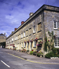 Obraz premium Summer colour on a row of old almshouses, Cecily Hill, Cirencester, Cotswolds, Gloucestershire, UK