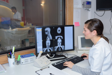 Obraz na płótnie Canvas doctor checking patients brain scans