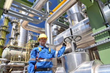 Industriearbeiter in einer Raffinerie zur Herstellung von Benzin // Industrial worker in a refinery...