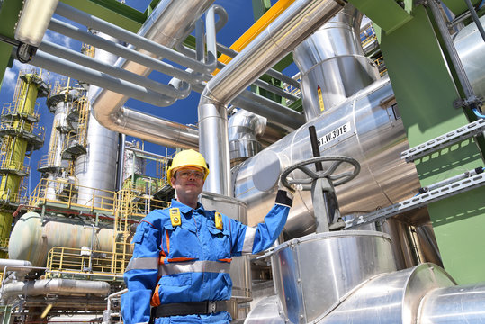 Industriearbeiter in einer Raffinerie zur Herstellung von Benzin // Industrial worker in a refinery for the production of gasoline