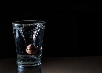 Nocciola, acqua e bicchiere